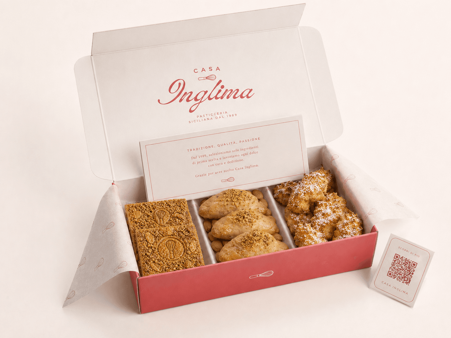 Box Mandorla Casa Inglima aperta con quadrelli, pasta nuova, paste ricce, bigliettino e QR code